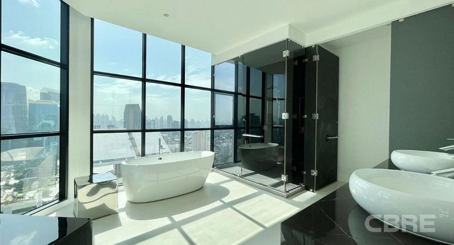 For sale 3 ベッドルーム condo in Sathon, Bangkok