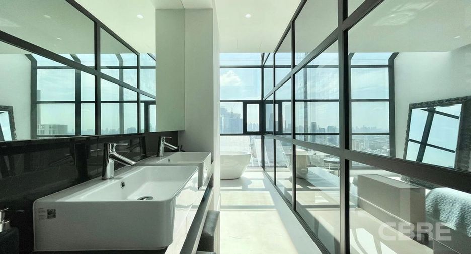 For sale 3 ベッドルーム condo in Sathon, Bangkok
