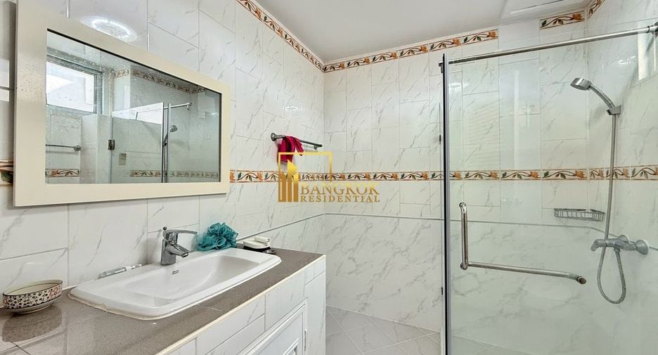 Condo en alquiler de 3 habitaciones en Khlong Toei, Bangkok