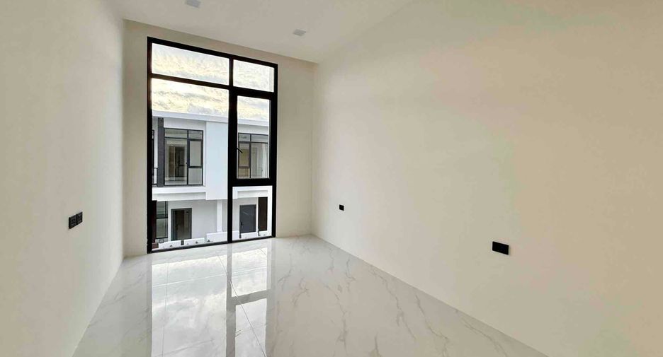 À louer et à vendre 4 chambres villa à Bang Lamung, Chonburi