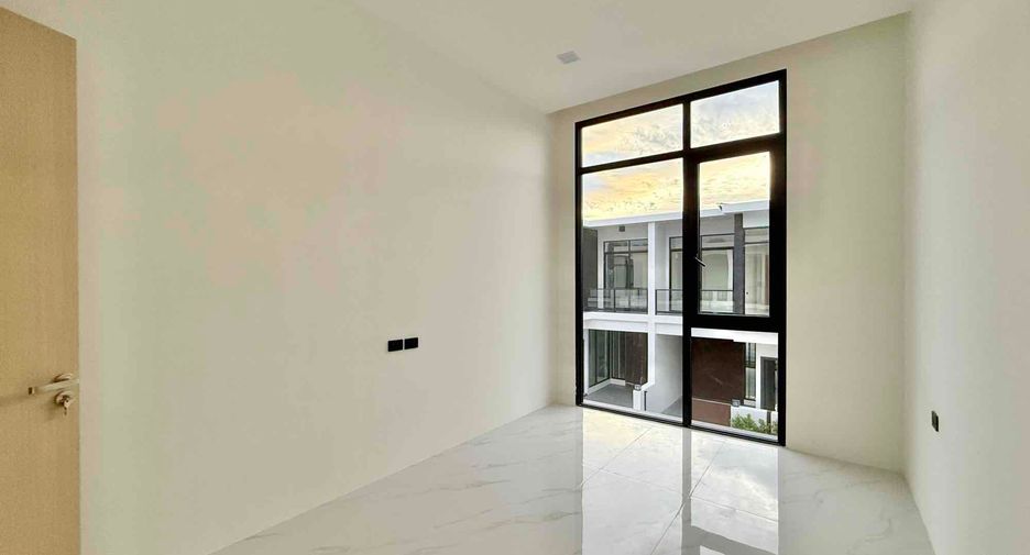 À louer et à vendre 4 chambres villa à Bang Lamung, Chonburi