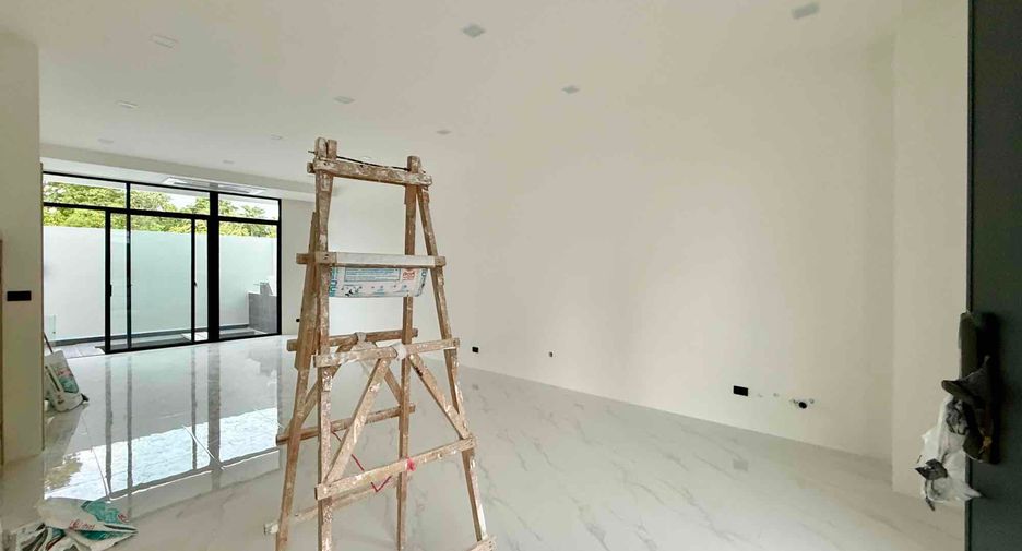 À louer et à vendre 4 chambres villa à Bang Lamung, Chonburi
