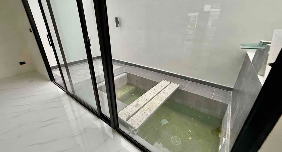 À louer et à vendre 4 chambres villa à Bang Lamung, Chonburi