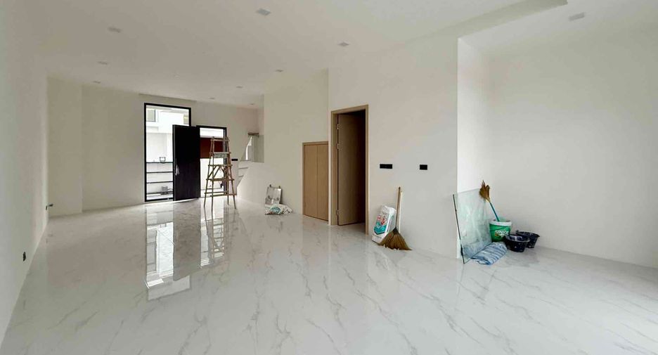 À louer et à vendre 4 chambres villa à Bang Lamung, Chonburi