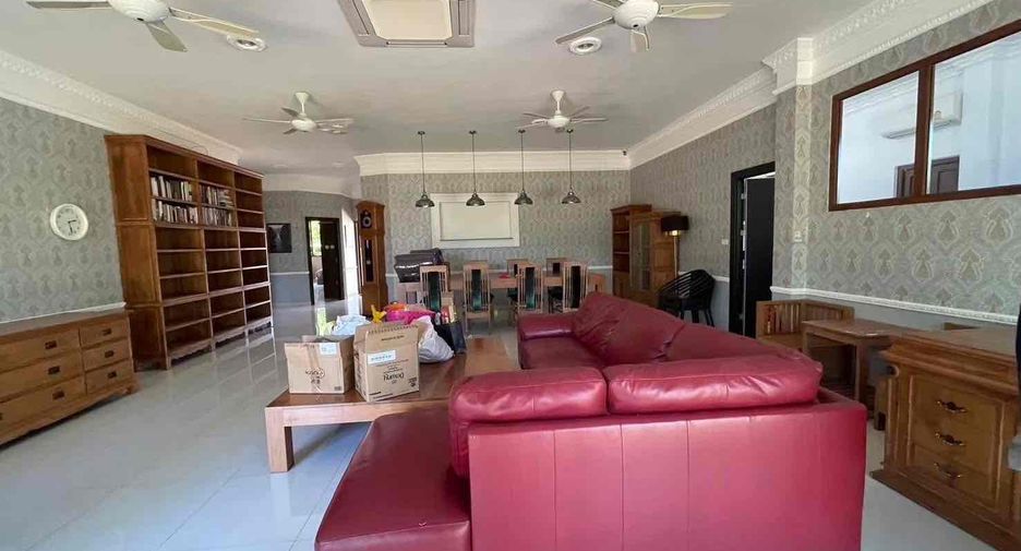 Villa en alquiler de 3 habitaciones en Bang Lamung, Chonburi