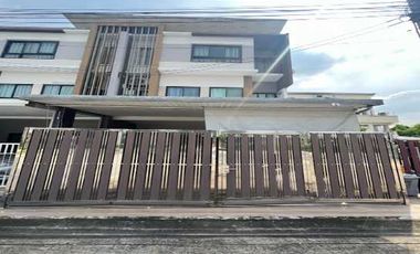For rent 3 bedrooms townhouse in Lak Si, Bangkok