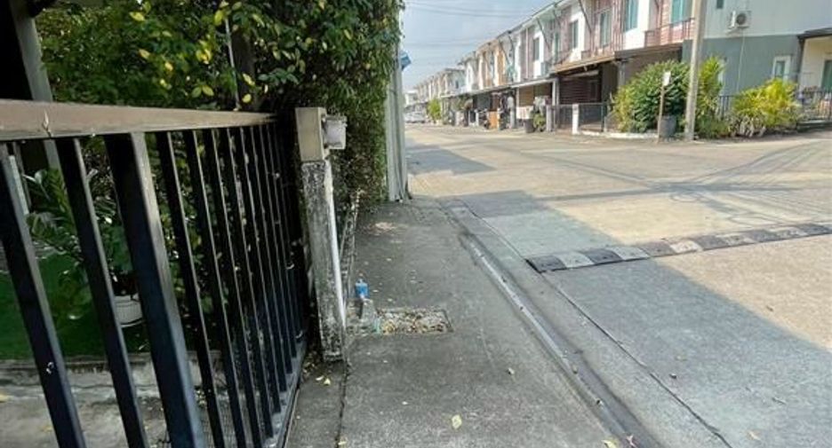 For sale 3 ベッドルーム townhouse in Sai Mai, Bangkok