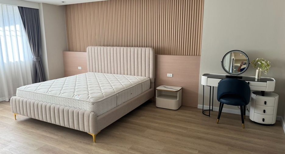 For rent 4 bedrooms condo in Watthana, Bangkok