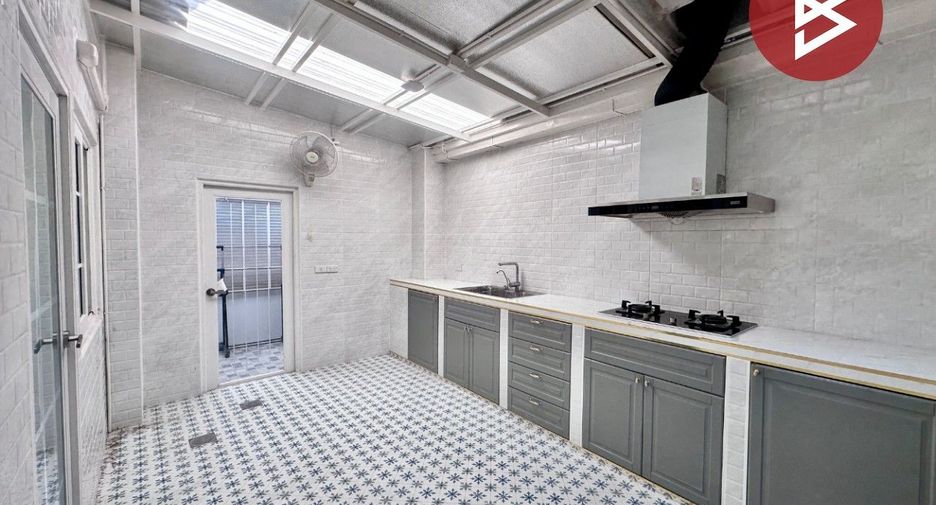 For sale 4 bedrooms townhouse in Prawet, Bangkok
