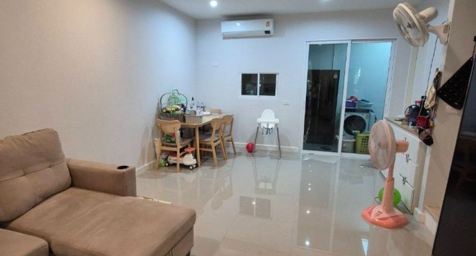 For sale 4 bedrooms townhouse in Don Mueang, Bangkok