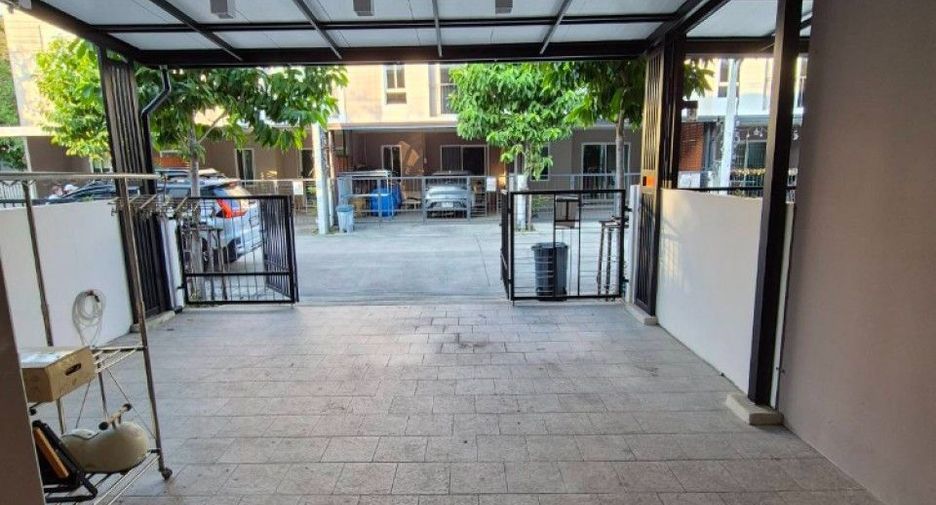 For sale 4 bedrooms townhouse in Don Mueang, Bangkok