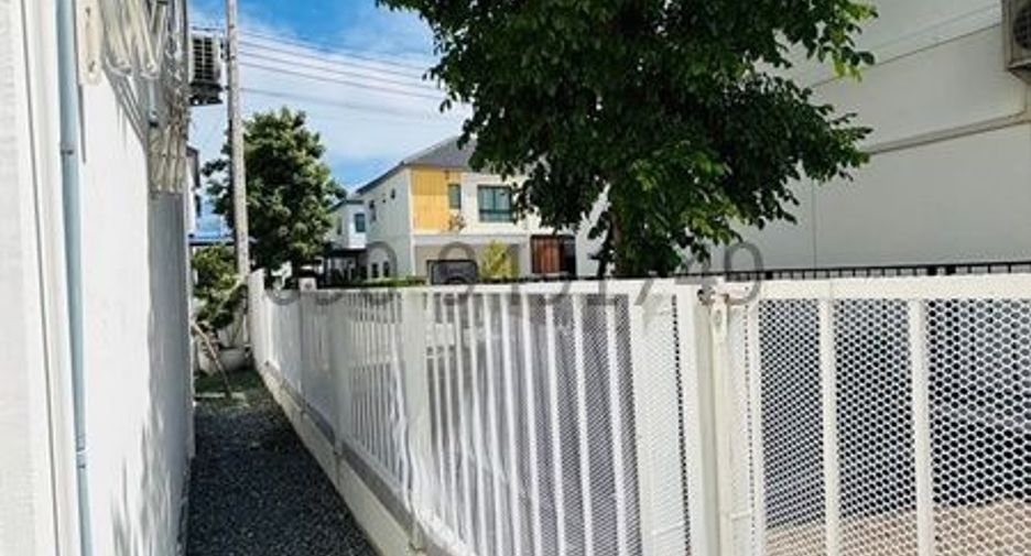 For rent 3 bedrooms townhouse in Bang Khen, Bangkok