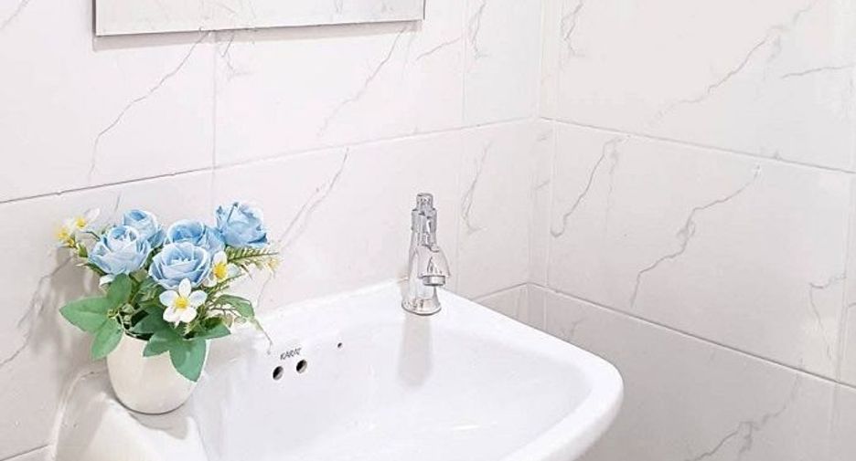 Casa adosada en venta de 2 habitaciones en Sai Noi, Nonthaburi
