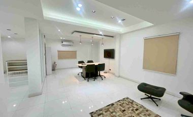 À vendre 3 chambres maison à Huai Khwang, Bangkok