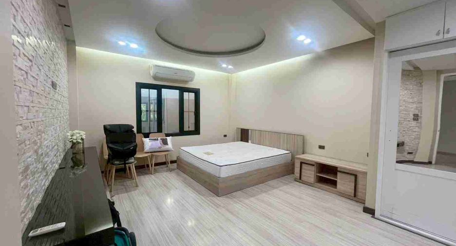 For sale 3 bedrooms house in Huai Khwang, Bangkok
