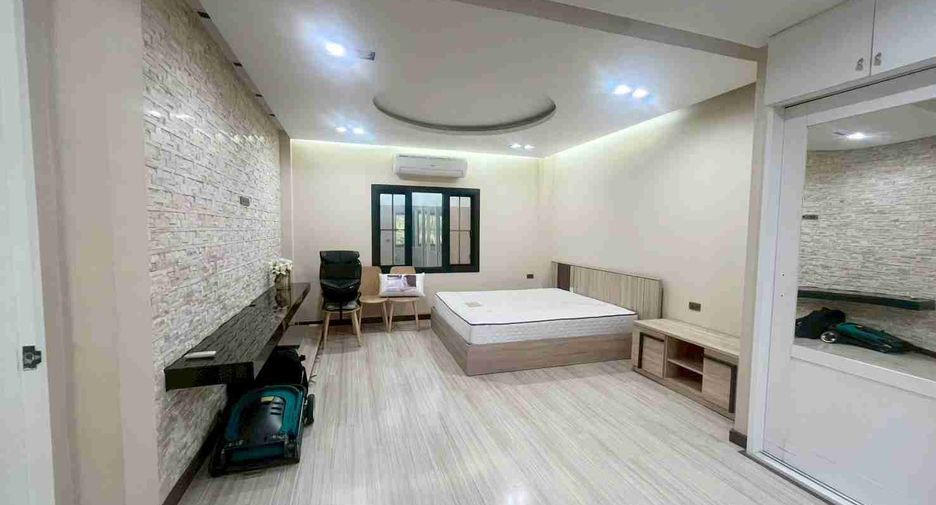 For sale 3 bedrooms house in Huai Khwang, Bangkok