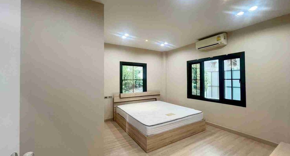 For sale 3 bedrooms house in Huai Khwang, Bangkok