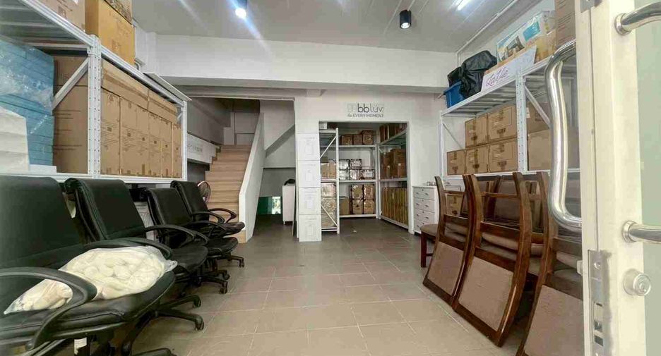 For sale 3 bedrooms house in Huai Khwang, Bangkok