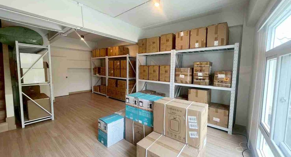 For sale 3 bedrooms house in Huai Khwang, Bangkok