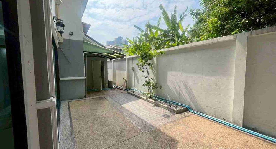 For sale 3 bedrooms house in Huai Khwang, Bangkok