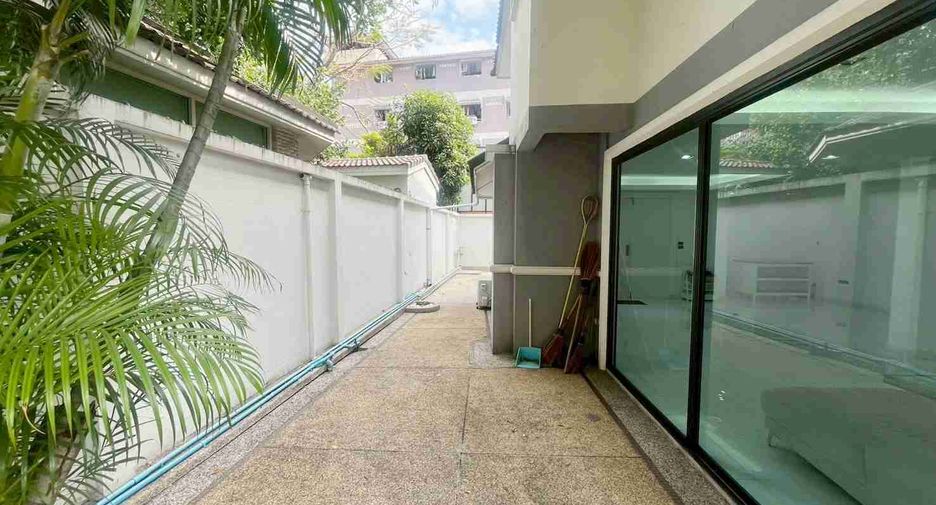 For sale 3 bedrooms house in Huai Khwang, Bangkok