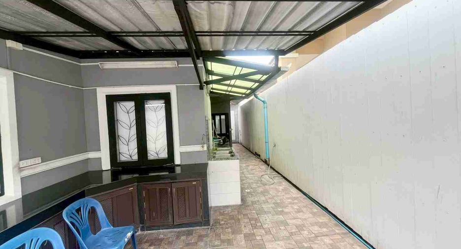 For sale 3 bedrooms house in Huai Khwang, Bangkok