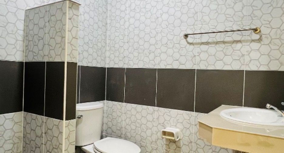 For sale 3 bedrooms townhouse in Thung Khru, Bangkok