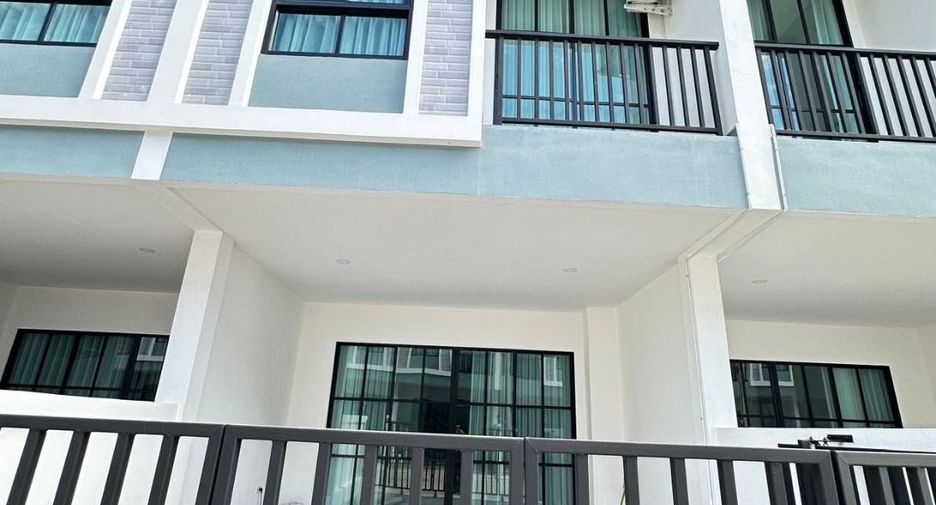 Casa en alquiler de 3 habitaciones en Bang Lamung, Chonburi
