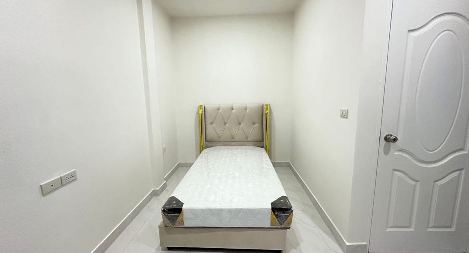 Casa en alquiler de 3 habitaciones en Bang Lamung, Chonburi