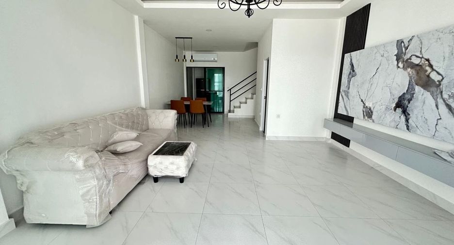 Casa en alquiler de 3 habitaciones en Bang Lamung, Chonburi