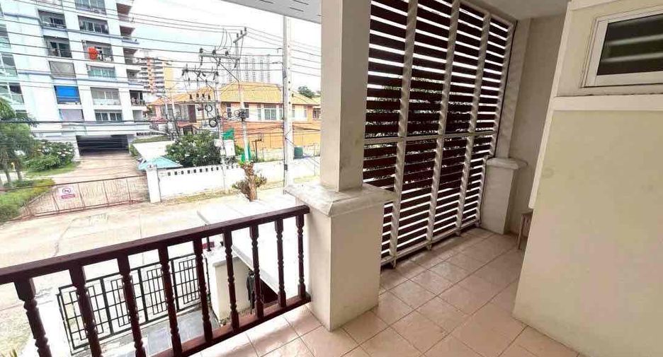 Reihenhaus zur Miete und zum Kauf mit 3 Zimmer in Bang Lamung, Chonburi