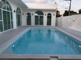 À louer et à vendre 4 chambres villa à Bang Lamung, Chonburi