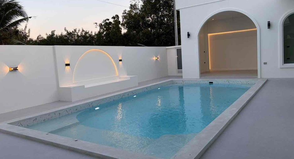 For rent and for sale 4 bedrooms villa in Bang Lamung, Chonburi