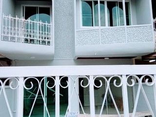 Casa adosada en alquiler de 4 habitaciones en Suan Luang, Bangkok