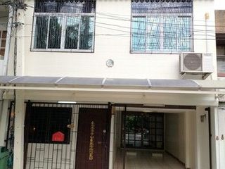 Casa adosada en alquiler de 3 habitaciones en Khlong Toei, Bangkok