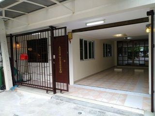 Casa adosada en alquiler de 3 habitaciones en Khlong Toei, Bangkok