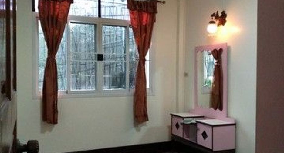 For rent 3 bedrooms townhouse in Khlong Toei, Bangkok