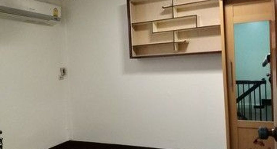 For rent 3 bedrooms townhouse in Khlong Toei, Bangkok