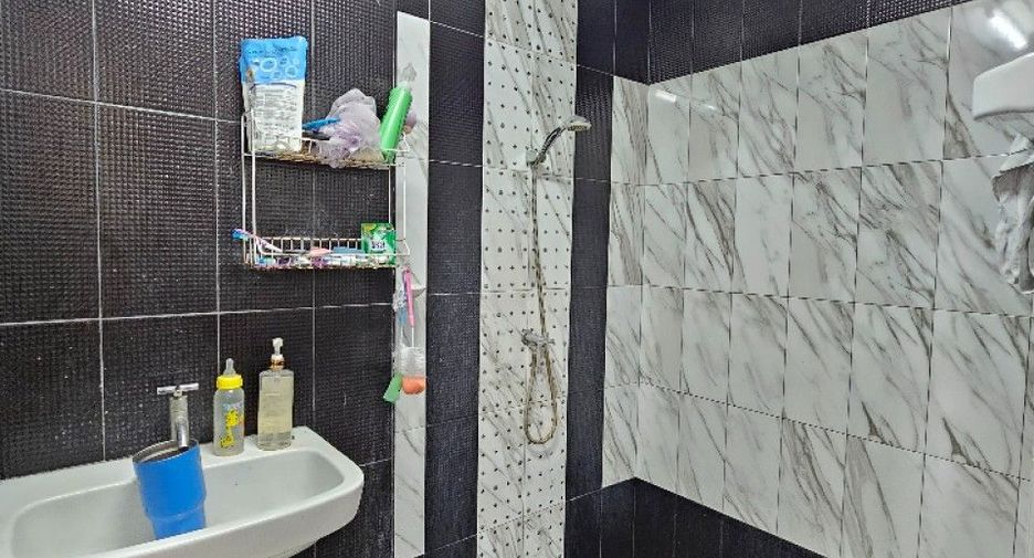 For sale 4 ベッドルーム retail Space in Phan Thong, Chonburi