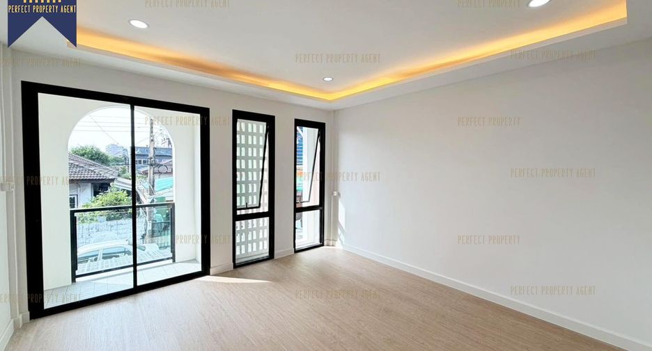 For sale 2 bedrooms townhouse in Lat Phrao, Bangkok