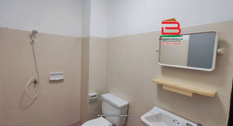 出租 和 出售 4 卧室 联排别墅 在 Lam Luk Ka, Pathum Thani