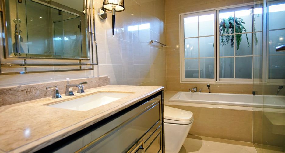 Casa en alquiler y en venta de 4 habitaciones en Bang Phli, Samut Prakan