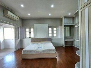 À louer 3 chambres maison à Bang Khae, Bangkok
