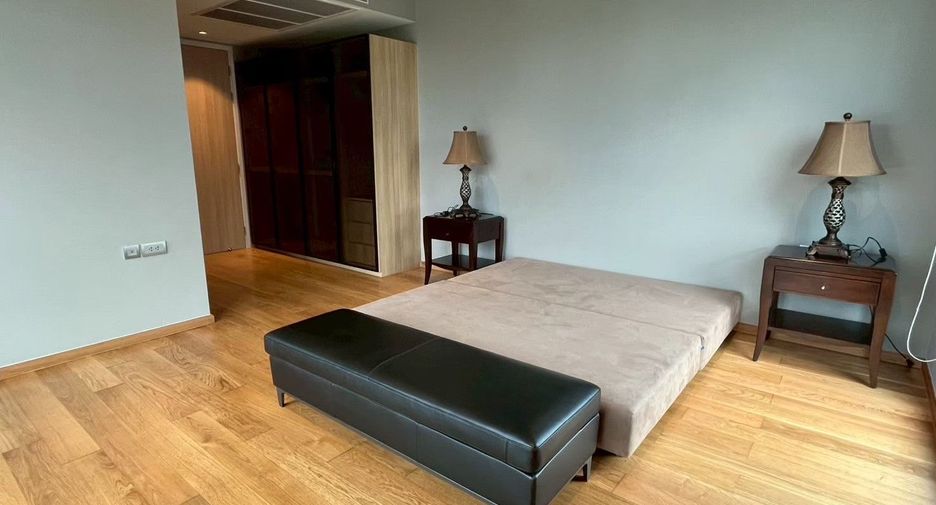 For rent 2 bedrooms condo in Yan Nawa, Bangkok