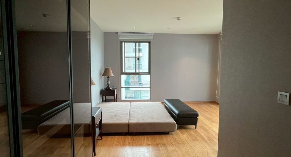 For rent 2 bedrooms condo in Yan Nawa, Bangkok