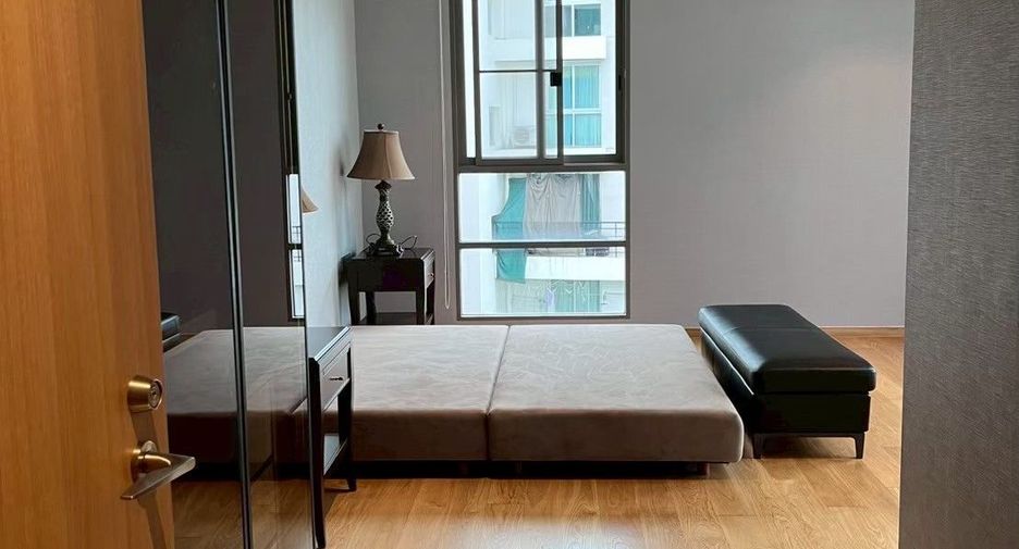 For rent 2 bedrooms condo in Yan Nawa, Bangkok
