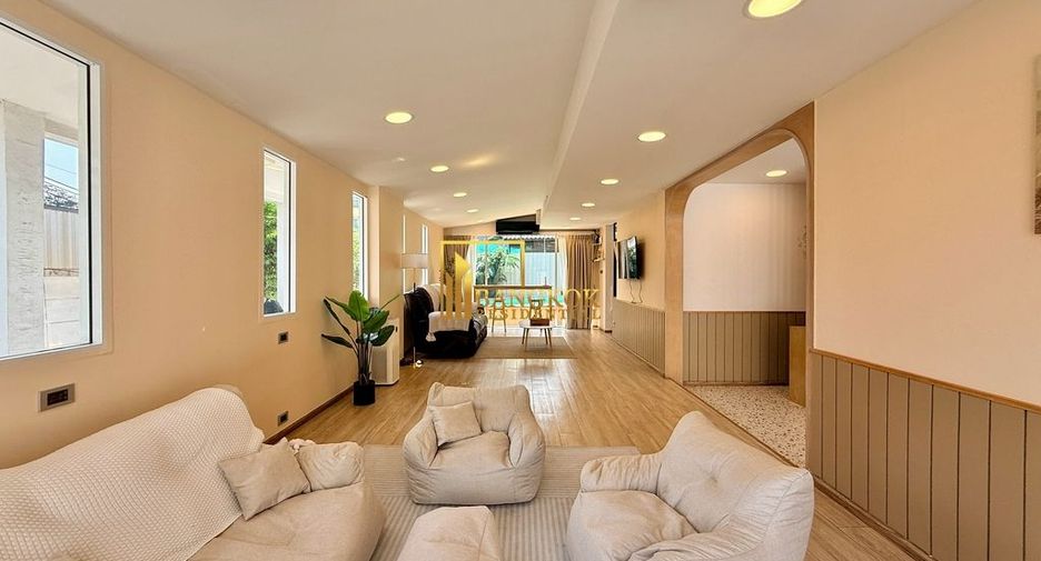 Haus zur Miete mit 4 Zimmer in Watthana, Bangkok