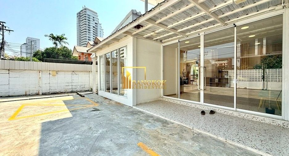 Haus zur Miete mit 4 Zimmer in Watthana, Bangkok