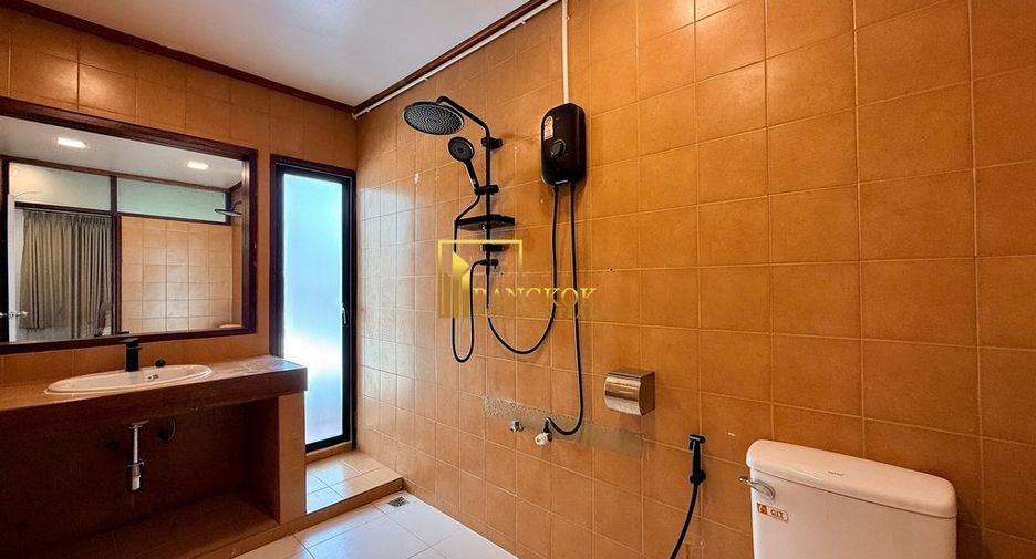 Haus zur Miete mit 4 Zimmer in Watthana, Bangkok