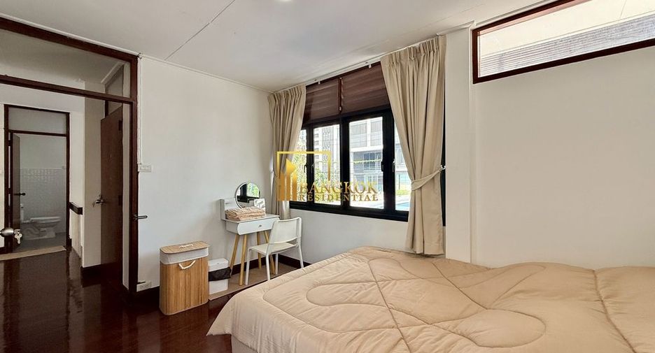 Haus zur Miete mit 4 Zimmer in Watthana, Bangkok